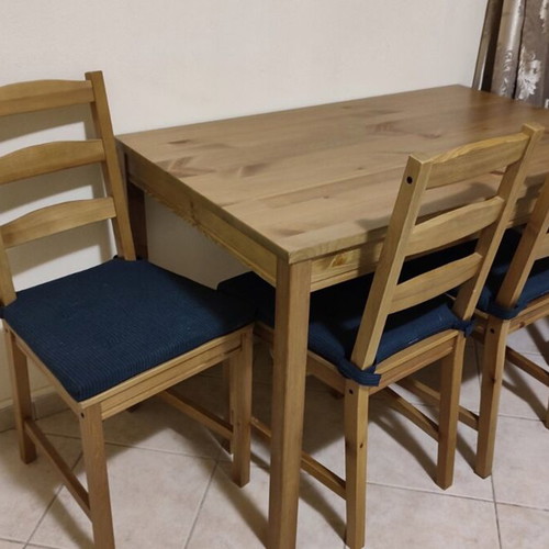 IKEA kitchen table with 4 chairs like new, cushions included