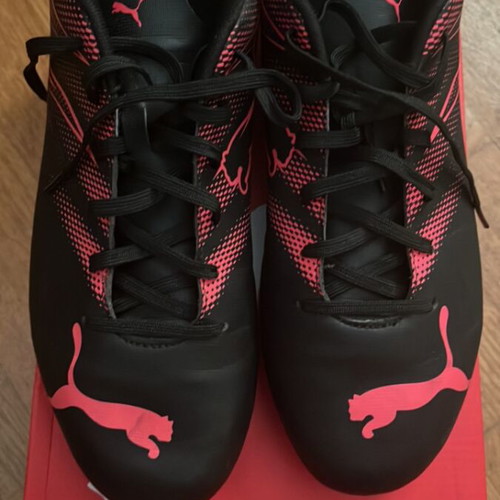 Puma football shoes like new, size 46, black and pink