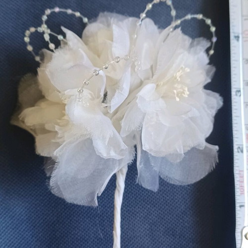 Accessory pin in good condition, white
