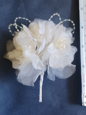 Accessory pin in good condition, white