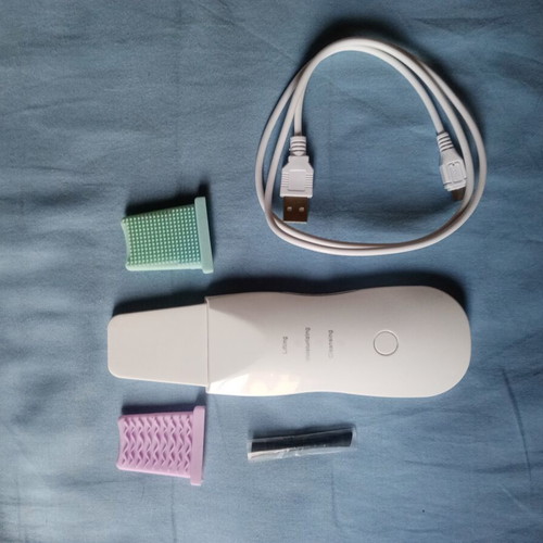 Ultrasonic facial cleansing and tightening device with spatula