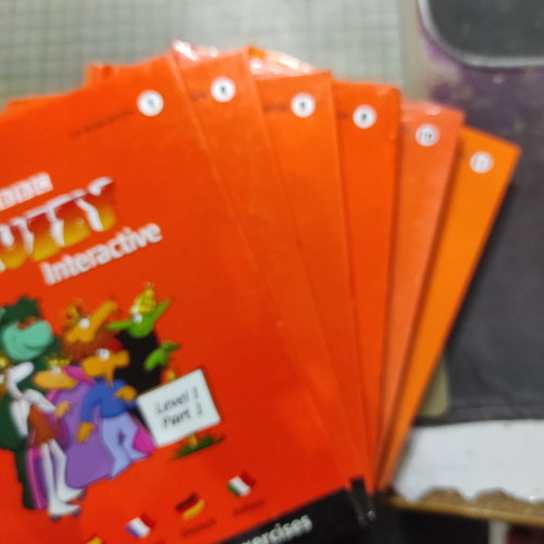 Language learning books for 5 foreign languages like new, 15 volumes with DVD