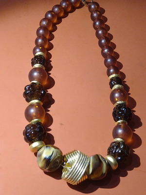 Short necklace in a very beautiful color