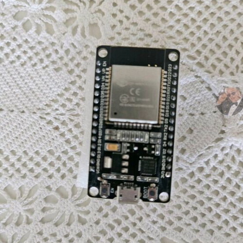 Raspberry Pi 4 with case, memory card, Zigbee adapter and 3 ESP32