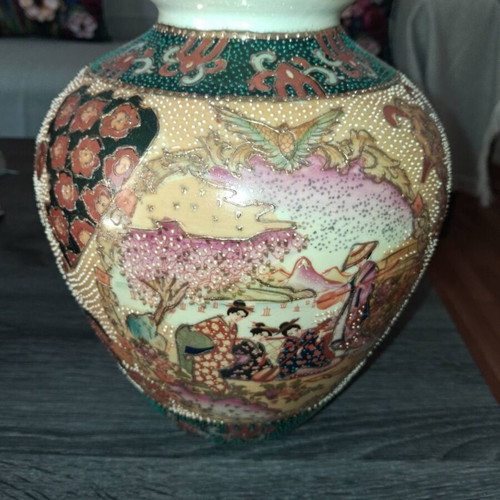 Vintage Satsuma Vase Japanese hand painted porcelain like new