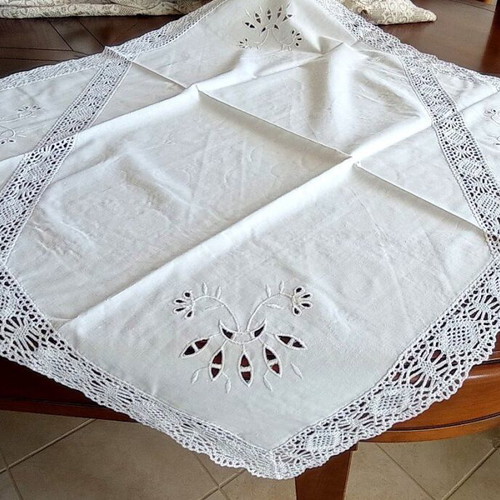 Vintage table runner 79x79 cm with lace and cutwork embroidery like new