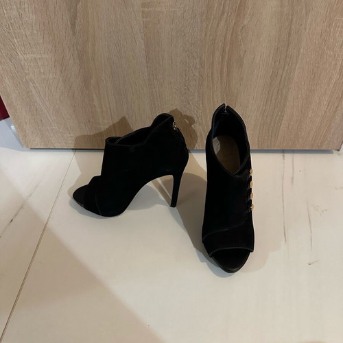 Guess suede high-heeled ankle boots like new with gold details