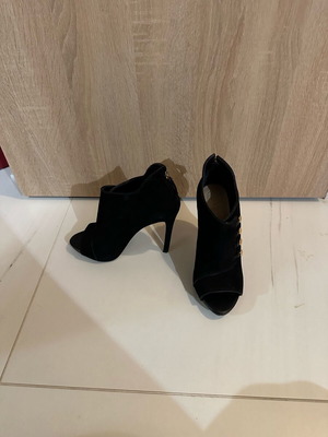 Guess suede high-heeled ankle boots like new with gold details