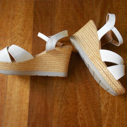 White women's sandals like new, size 36, with crisscross straps