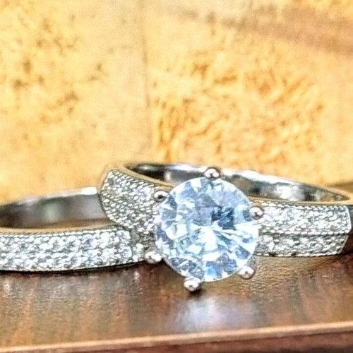 Silver ring set like new with solitaire and wedding band, size 7