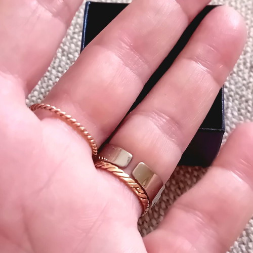 Vintage ring with large green stone adjustable size like new