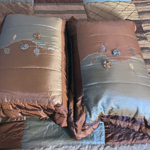 Patchwork bed cover set like new with 2 large pillowcases and 2 extra large pillows