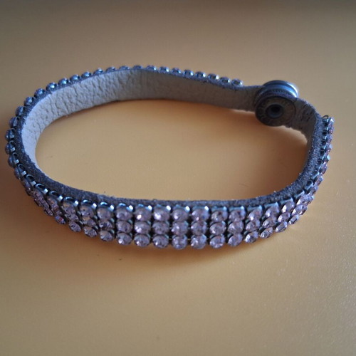 Leather bracelet with pink rhinestones used