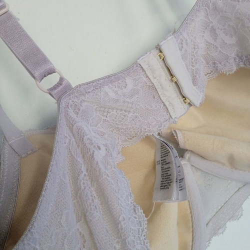 Women's bra like new, beige white lace, size 80C