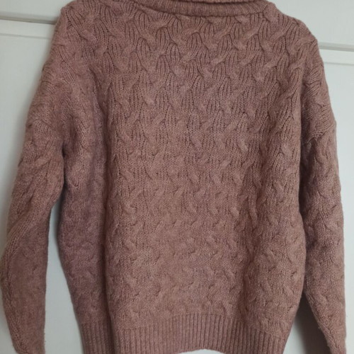 Pink salmon turtleneck sweater like new, one size with cable knit pattern