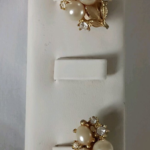 Vintage earrings used with pearls and clip fastening gold color
