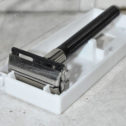 Vintage Safety Razor used with case and plastic handle