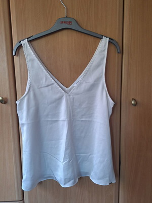 Toi & Moi White Satin V-Neck Top Size S like new