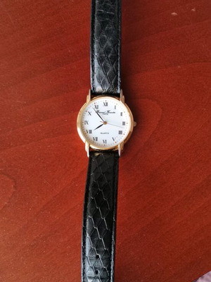 Classic women's watch like new, gold color