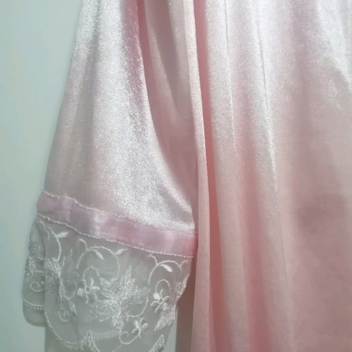 Jeannette lingerie satin robe pink like new, size M/L