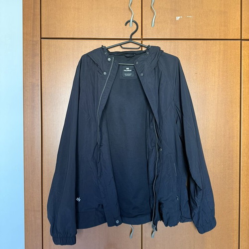 Pull & Bear black windbreaker jacket with hood, like new, size M