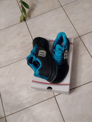 Wilson tennis athletic shoes like new, size 44.5