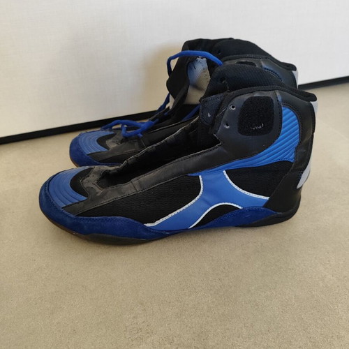 Olympus men's wrestling shoes used, size 46, black and blue, missing lace