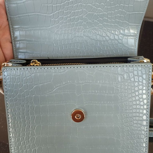 Bag like new with detachable strap and magnetic clasp