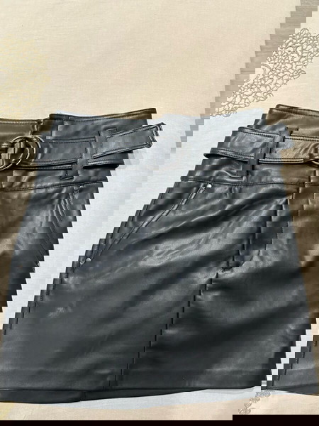 Μαύρη δερμάτινη φούστα