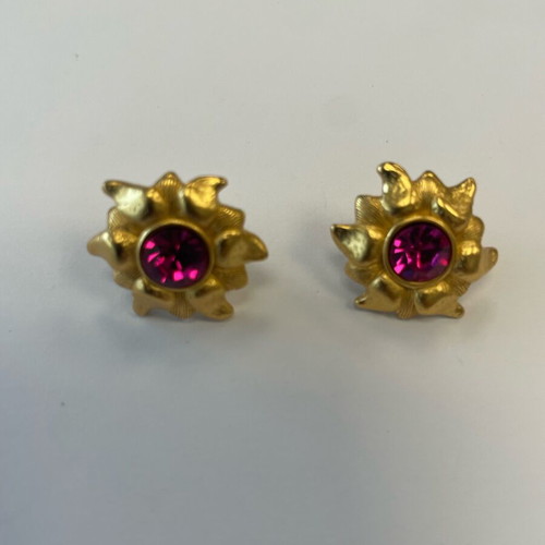Small flower-shaped earrings with matte gold and pink fuchsia stone like new