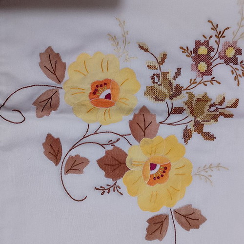 Tablecloth with appliqué flowers and embroidery 180x130 cm with 6 food napkins new