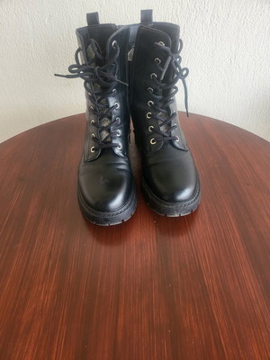 Women's boots size 40 like new, black