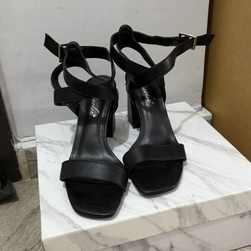 Black leather sandals used, 9 cm heel, size 37