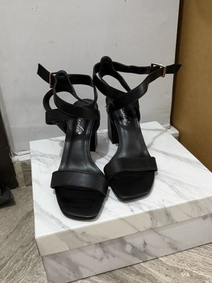 Black leather sandals used, 9 cm heel, size 37