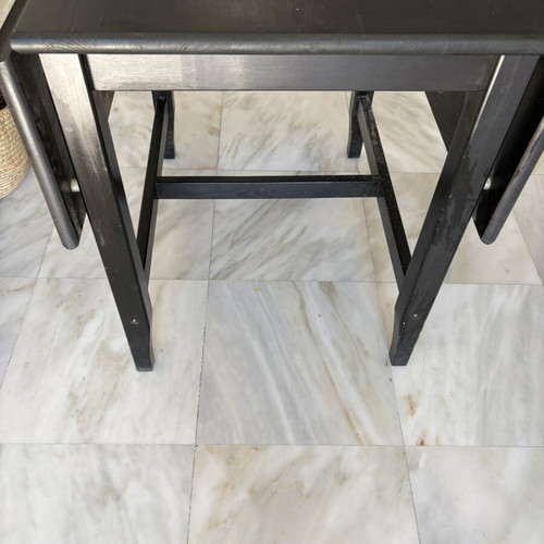 Extendable black table