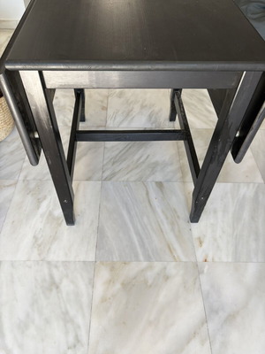 Extendable black table