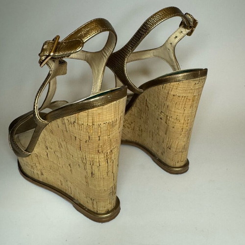 Vince Camuto gold platforms like new, size 38
