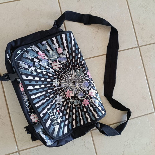 No Fear crossbody bag with laptop compartment, black and pink