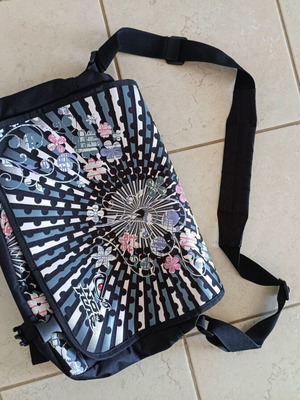 No Fear crossbody bag with laptop compartment, black and pink