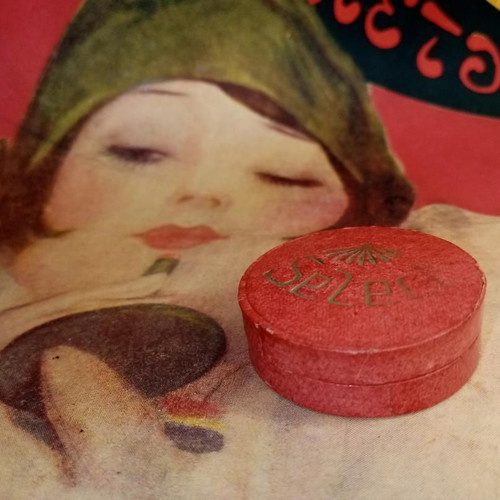 Vintage Select powder box used with puff and powder