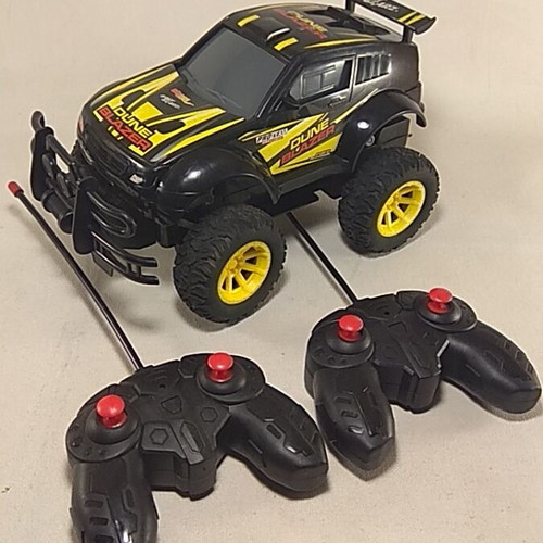 Fast Gearz Dune Blazer Remote Control Car 1:18 Like New with 2 Controllers