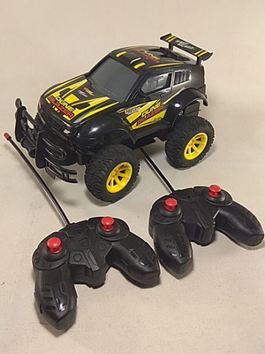 Fast Gearz Dune Blazer Remote Control Car 1:18 Like New with 2 Controllers