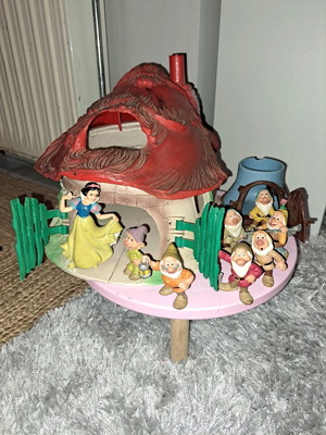 Disney Snow White and the Seven Dwarfs children's miniatures like new with house