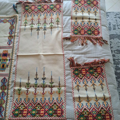 Embroidered table runner new, set of 4 pieces
