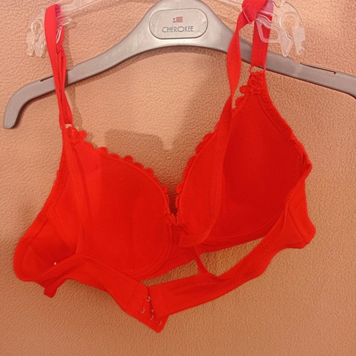 Red bra like new with 80B padding