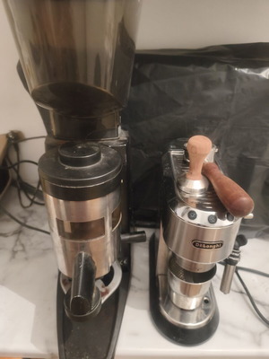 Delonghi Dedica επαγγελματικός μύλος καφέ σαν καινούργιος με αξεσουάρ