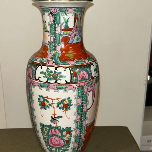Vintage Chinese Rose Medallion porcelain vase, like new, 33 cm
