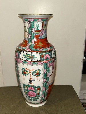 Vintage Chinese Rose Medallion porcelain vase, like new, 33 cm