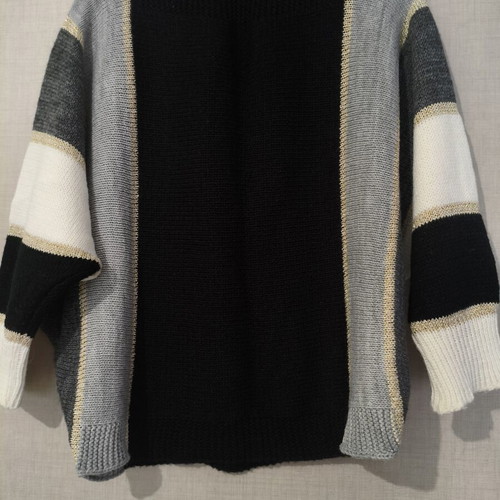 Knitted women's oversized color block sweater with gold detail, like new, one size