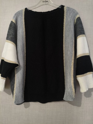 Knitted women's oversized color block sweater with gold detail, like new, one size